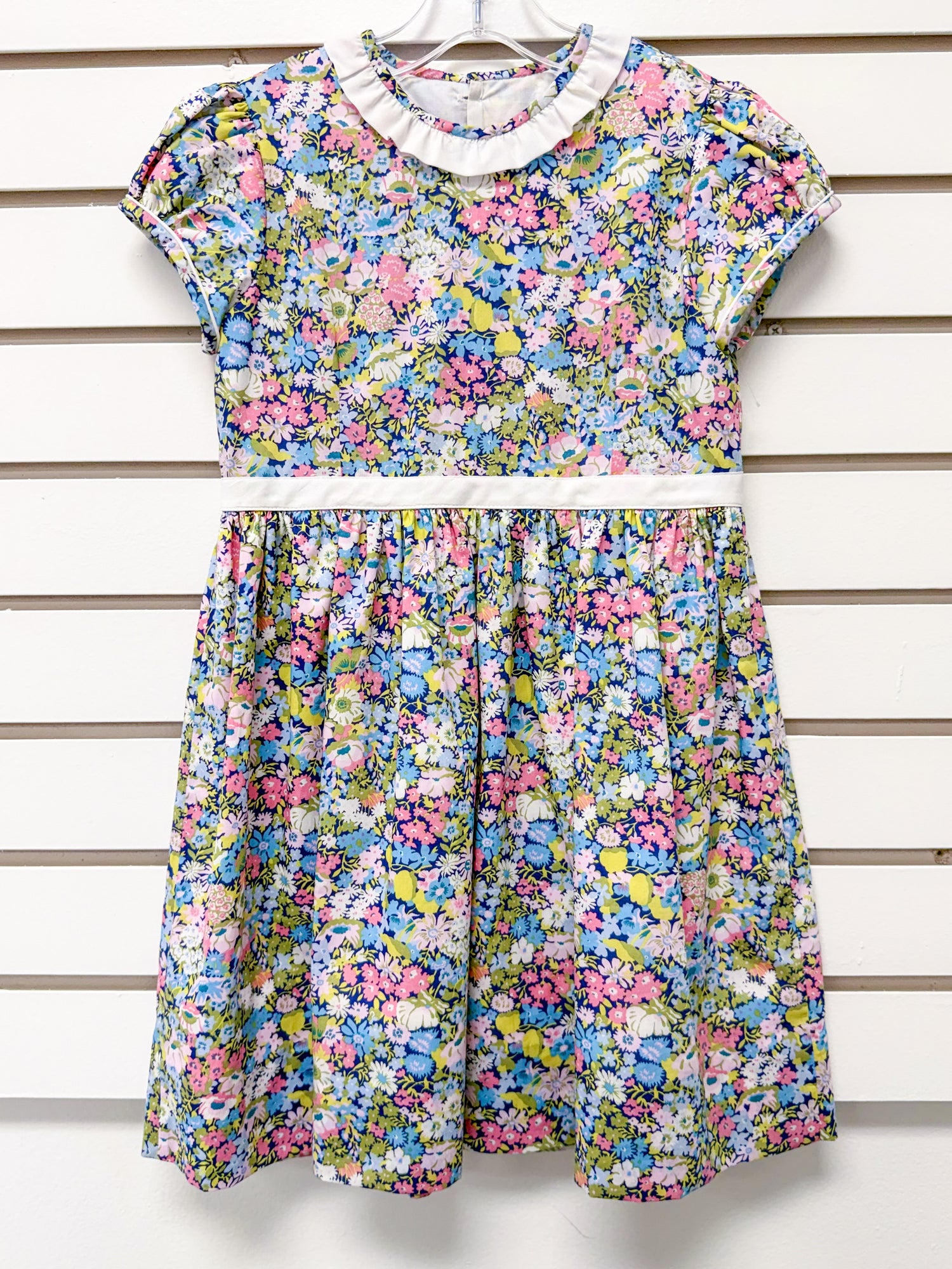 Girl's floral dress, size 4, short sleeves, white ruffle collar and waist band