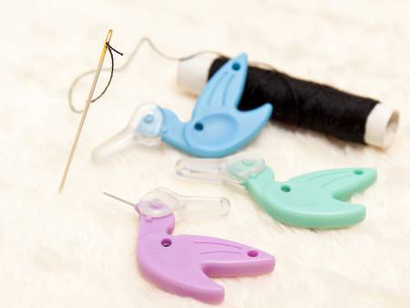 Hummingbird Needle Threader with Cutter